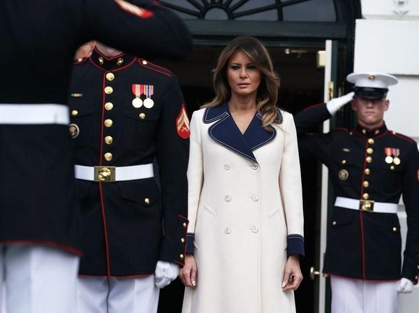 Melania Trump Pakai Mantel Gucci Rp 59 Juta yang Bikin Netizen Nyinyir
