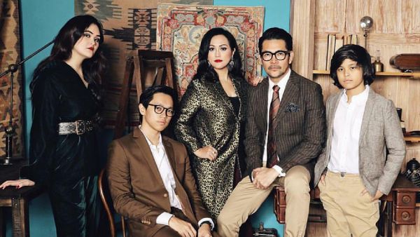 Intip 10 Gaya Kece nan Kompak Keluarga Ferry Salim