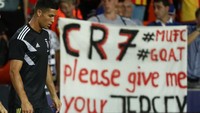Ronaldo, berikan aku jerseymu, demikian isi spanduk dari salah satu fans yang hadir di stadion. (Sergio Perez/Reuters)
