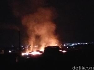 Pabrik Kardus di Gresik Terbakar, Asap Hitam Terlihat Hingga 1 Km