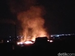 Pabrik Kardus di Gresik Terbakar, Asap Hitam Terlihat Hingga 1 Km