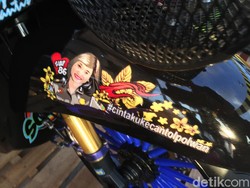 Cara Aman Melepas Stiker di Motor