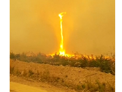 Momen Langka Tornado Api di Kanada