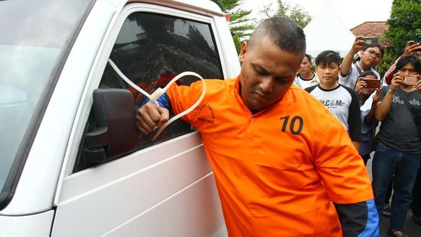 Ini Reka Adegan saat Dede Richo Idol Jebol Kaca Mobil