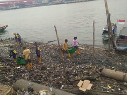 Lautan Sampah di Bawah Jembatan Ampera Diangkut, Capai 5 Ton/Hari