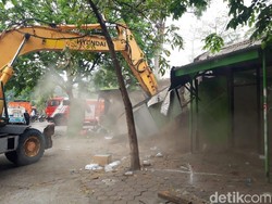 Sosialisasi 2 Tahun, 90 Kios Pinggir Sungai Jagir Akhirnya Dirobohkan