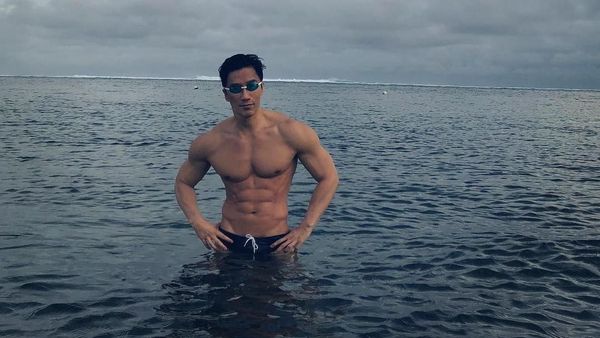 Liburannya Pria Tampan Berumur 52 Tahun yang Viral di Medsos