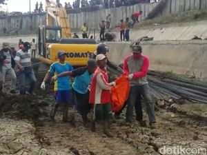 Truk Terperosok ke Sungai di Tegal, Sopir Tewas Tertimbun Besi Truk Terperosok ke Sungai di Tegal, Sopir Tewas Tertimbun Besi