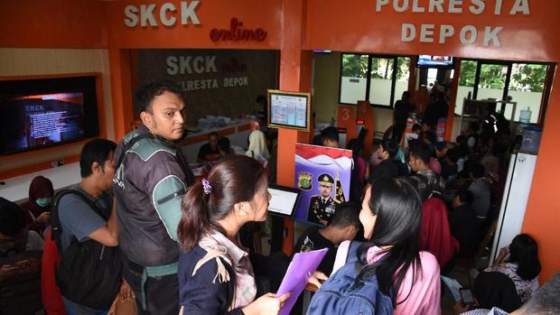 Warga antre membuat Surat Keterangan Catatan Kepolisian (SKCK) di Polresta Depok, Jawa Barat, Selasa (18/9). Antrean disebabkan banyaknya pemohon yang membuat SKCK sebagai salah satu syarat untuk pendaftaran calon pegawai negeri sipil (CPNS) yang akan dibuka pada 19 September 2018 esok. ANTARA FOTO/Indrianto Eko Suwarso/hp/18