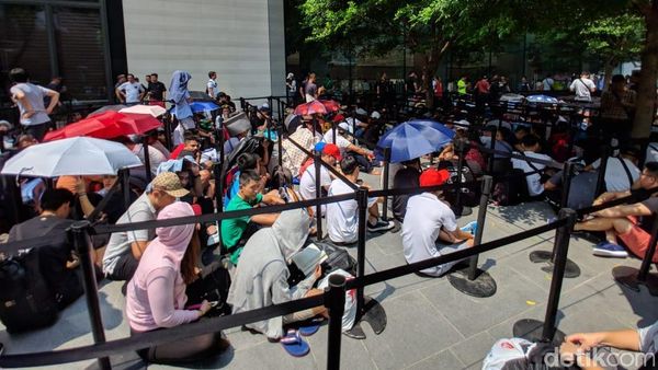 Begini Antrean Panjang Beli iPhone Baru di Singapura