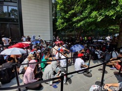 Sambut iPhone XS, Antrean Pembeli Mengular Panjang di Apple Orchard