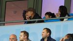 Dari Tribun Penonton, Guardiola Tertunduk Lesu