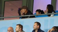Guardiola menyaksikan laga tersebut dari tribun penonton. REUTERS/Phil Noble.