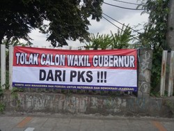 Satpol PP Segera Copot Spanduk Tolak Wagub DKI dari PKS