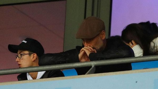 Dari Tribun Penonton, Guardiola Tertunduk Lesu