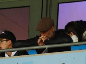 Dari Tribun Penonton, Guardiola Tertunduk Lesu