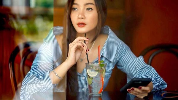 Cantiknya Patricia Razer Saat Kulineran Bareng Rezky Adhitya