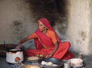 Karena Banjir, Wanita Ini Masak Makanan Langsung di Lubang WC