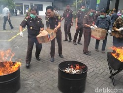 Kejari Tanjung Perak Musnahkan Barang Bukti Kasus Selama 9 Bulan
