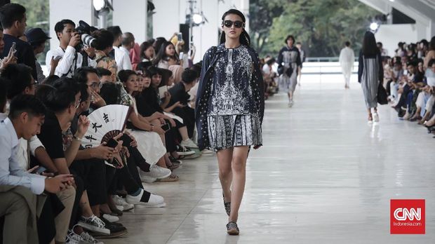 Peragaan busana koleksi Spring/Summer Sapto Djojokartiko.
