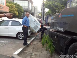 Rem Blong, Mobil Crane Tabrak Pohon dan Merusak 2 Mobil