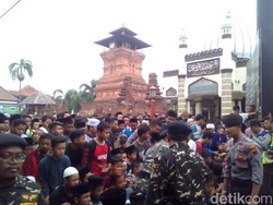 Tumplek Blek, Ribuan Warga Antre Nasi Buka Luwur di Menara Kudus