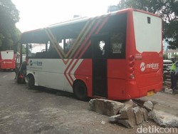 Video: Bus Minitrans Terguling di Jl Gatot Subroto