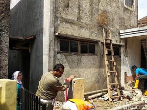 Warga Patungan Buat Akses Jalan ke Rumah Pak Eko Warga Patungan Buat Akses Jalan ke Rumah Pak Eko