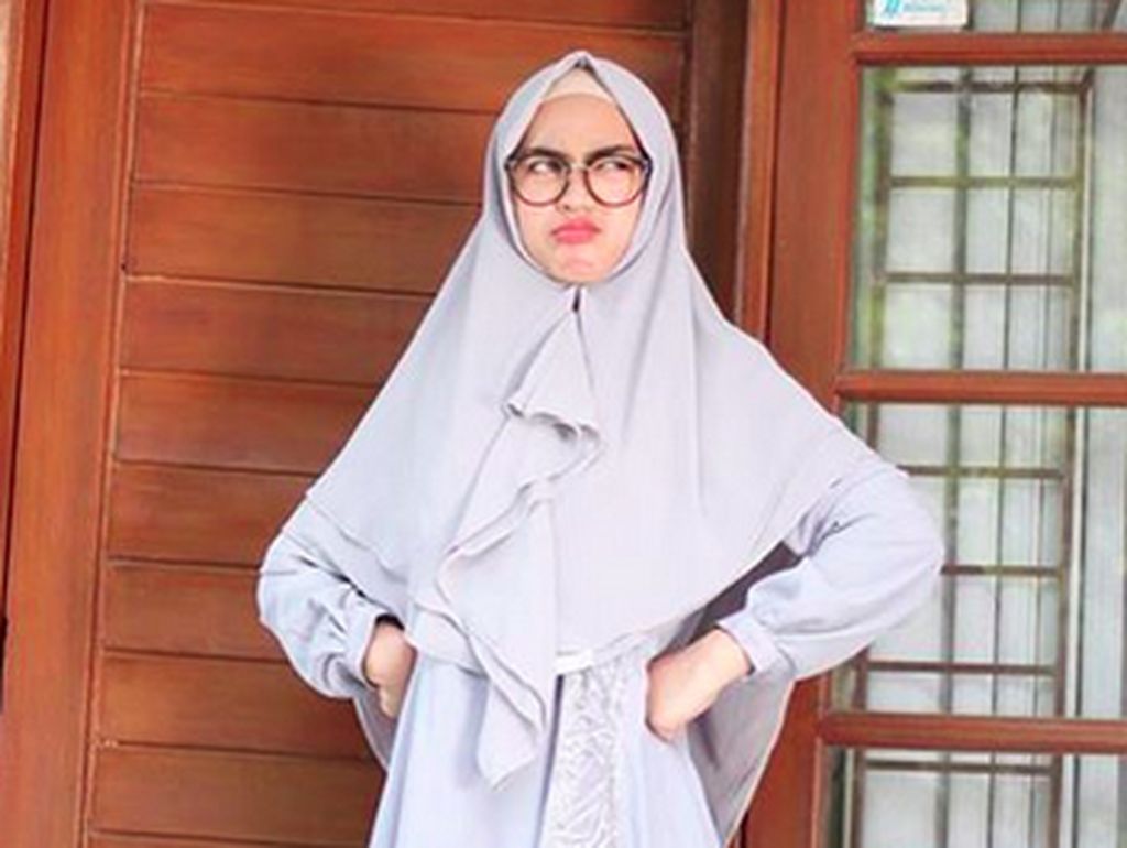 Dinasihati Oki Setiana Dewi, Ria Ricis Keluar dari Grup Keluarga Dinasihati Oki Setiana Dewi, Ria Ricis Keluar dari Grup Keluarga