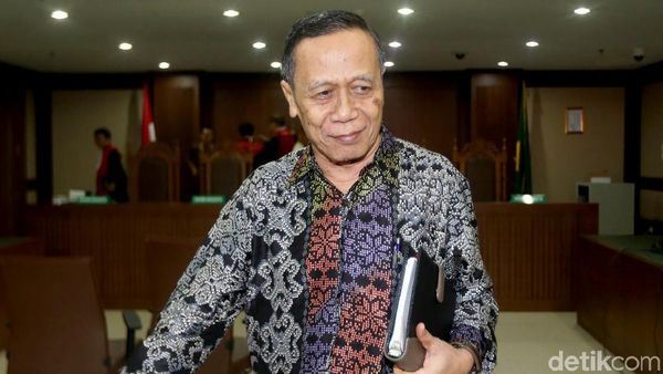 Senyum Amin Santono di Sidang Dakwaan Kasus Korupsi