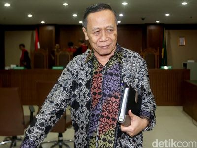 Senyum Amin Santono di Sidang Dakwaan Kasus Korupsi