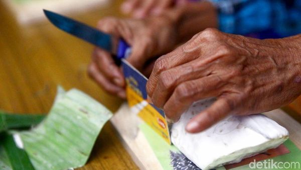 Aksi Emak-emak Lomba Potong Tempe Setipis Kartu ATM