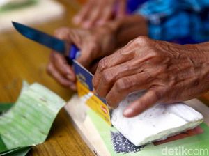 Aksi Emak-emak Lomba Potong Tempe Setipis Kartu ATM