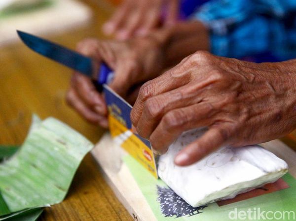 Aksi Emak-emak Lomba Potong Tempe Setipis Kartu ATM
