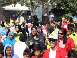 Menpora Bagikan Alat Olahraga ke Korban Gempa Lombok