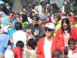 Menpora Imam Nahrawi dan Atlet Nasional Hibur Korban Gempa Lombok