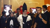 Cetar! Penampilan Syahrini dengan Jambul Super Tinggi