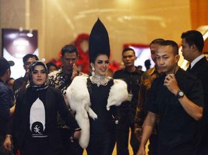 Heboh Rambut Jambul Khatulistiwa Syahrini Saat Konser, Tingginya 45 Cm Heboh Rambut Jambul Khatulistiwa Syahrini Saat Konser, Tingginya 45 Cm