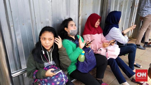 Para penumpang korban kecelakaan bus Transjakarta di Jl Gatot Subroto, Jakarta.