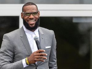 LeBron James Jadi Produser Film Netflix yang Dibintangi Adam Sandler