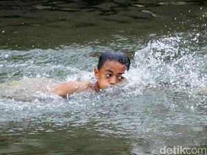 Air Surut, Sungai Ciliwung Jadi Tempat Berenang Anak-anak Air Surut, Sungai Ciliwung Jadi Tempat Berenang Anak-anak