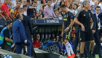Untungnya Juventus tetap menang dengan skor 2-0 lewat sepasang penalti Miralem Pjanic. Ronaldo kemungkinan bisa absen di tiga laga termasuk dua kali duel lawan Manchester United. (Heino Kalis/REUTERS)