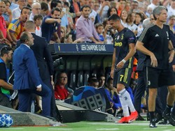 Untungnya Juventus tetap menang dengan skor 2-0 lewat sepasang penalti Miralem Pjanic. Ronaldo kemungkinan bisa absen di tiga laga termasuk dua kali duel lawan Manchester United. (Heino Kalis/REUTERS)