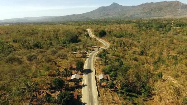 Melihat Mulusnya Jalan Perbatasan di NTT dari Udara