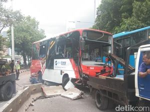 Minitrans Terguling di Jl Gatot Subroto, 4 Orang Terluka