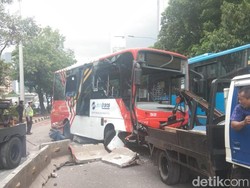 Minitrans Terguling di Jl Gatot Subroto, 4 Orang Terluka
