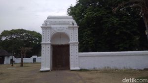Foto: Gerbang Alam Gaib di Keraton Kanoman Cirebon