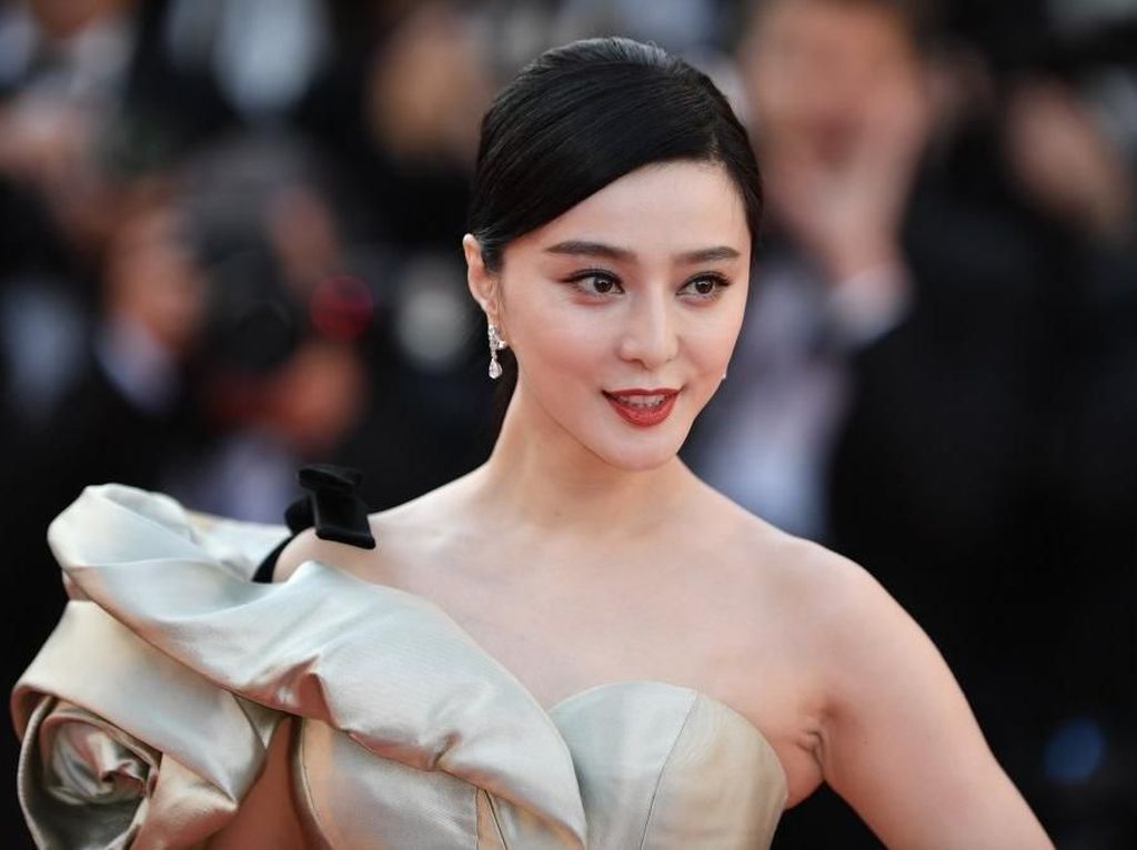 Fan Bingbing Akhirnya Muncul Usai Dituding Menggelapkan Pajak Fan Bingbing Akhirnya Muncul Usai Dituding Menggelapkan Pajak