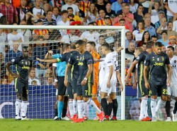Ronaldo diusir keluar wasit karena dianggap menjambak rambut bek Valencia Jeison Murillo dalam sebuah duel. (Heino Kalis/REUTERS)