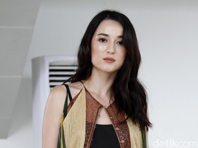 Julie Estelle Nangis Lihat Pemberkatan Edric Tjandra dan Venny